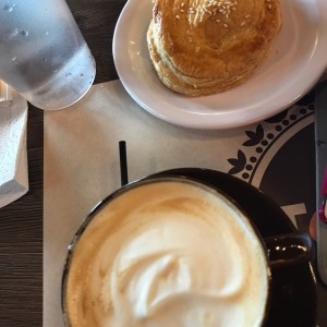 Capuccino Vainilla + pastelito de pollo