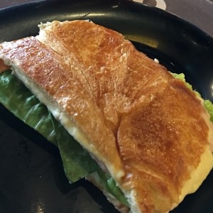 Croissant de queso, jamon, lechuga y tomate. Divino. 