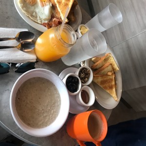 avena, toppings, tostadas y jugo de naranja 