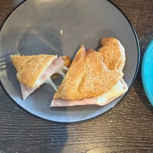 Croissant con queso (Mozzarella,Cheddar o Nacional)