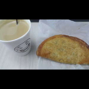 Cafe Cappuccino y empanada jumbo de atun 