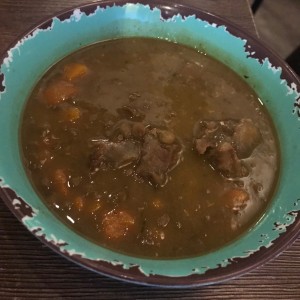 Sopa de carne con lentejas