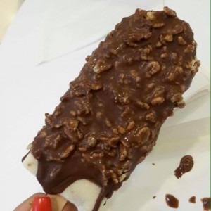 Paleta de Kit Kat, cubierta de chocolate, krispy rice y otra capa de chocolate.