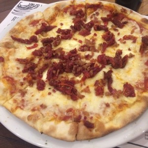 pizza 4 quesos con bacon y tomates secos