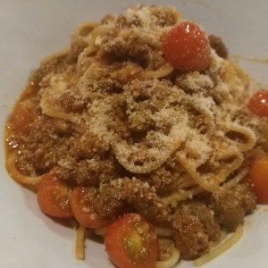 Espaguetti a la bolognesa con salchicha italiana y tomates cherry