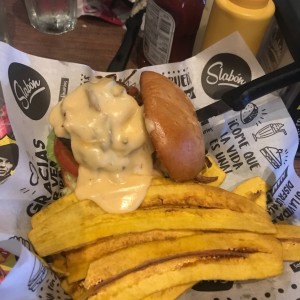 hamburguesa queso fundido con chips de platano