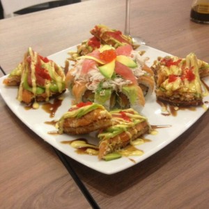 Sushi pizza mas un Alaska roll con topping sakura