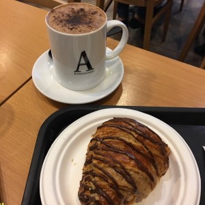 croissant de nutella y banana + mocaccino