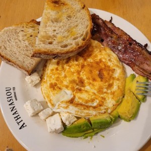 Desayuno Keto (Huevo al Gusto, Tocino, Queso Blanco, Aguacate y Tostadas)