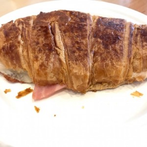 croissant de jamon y queso