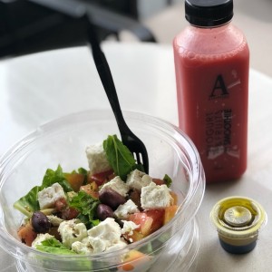 ensalada griega y smoothie de fresa