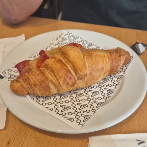 Croissants - Croissant cantimpalo provolone