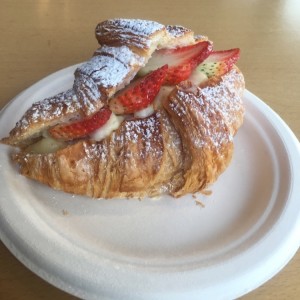 Croissant crema y fresas