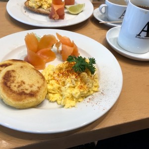 huevos revueltos con Salmon y arepa