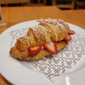 croissant relleno de crema y fresas