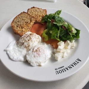 desayuno de salon con huevos pochados y queso griego