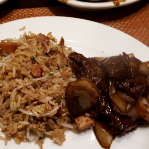 Mongolian beef y arroz frito