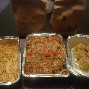 Tallarines con tiritas de pollo, arroz con cerdo, empanaditas de puerco y wanton sencillo