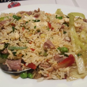 Arroz crocante con carnes mixtas