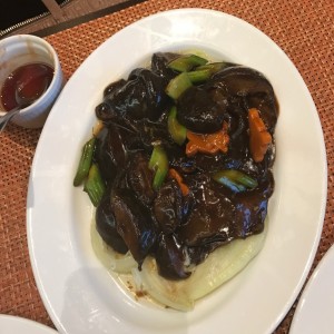 Hongos negros en salsa de ostras