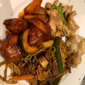costilla agridulce, low mein de carnes mixtas, pollo con jengibre y langostinos en salsa blanca del chef