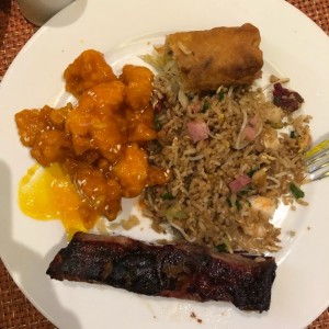 lumpias, pollo miel y ajonjoli, arroz especial, costillas cerdo