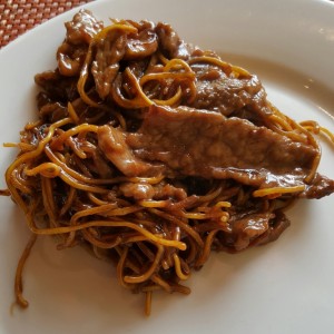 Lo Mein de carne con salsa de ostiones