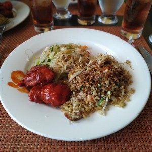 arroz tradicional, pollo agridulce y chop suey