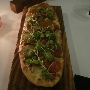 Pizzeta con pepperoni y arugula