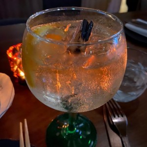 gin con naranja y canela flameada