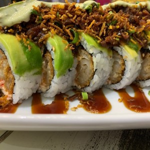 sushi de salmon crujiente con aguacate 