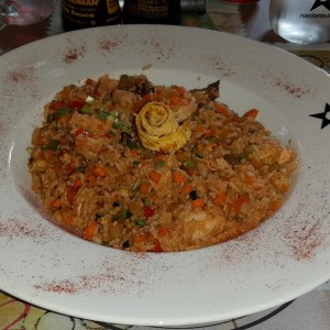 arroz mixto de camarones, carne y pollo