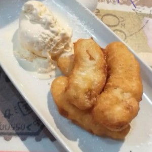 Banana frita con helado de vainilla