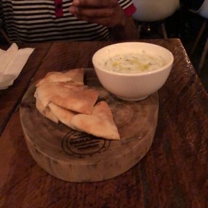 Tzaziki o hummus