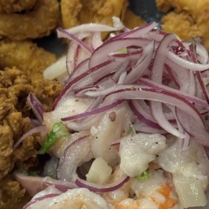 Ceviche de pescado con calamares