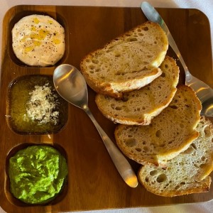 Pan artesanal en 3 salsas