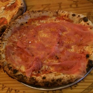 Pizza armada con jamon serrano