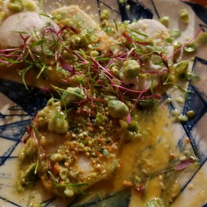 Carpaccio de pescado blanco ahumado en coco