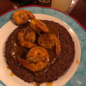 langostinos islenos con concolon de arroz con coco