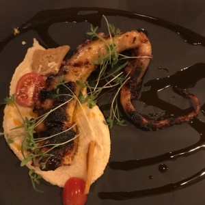 Pulpo con humus 