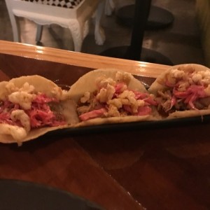 Tacos de pernil con chicharon 