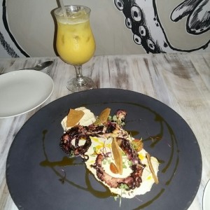 pulpo sobre hummus