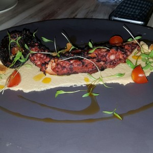 Pulpo al grill con Humus 