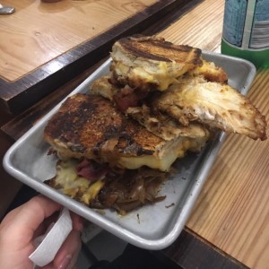 Derretido de queso, pollo frito, cebolla caramelizada y bacon