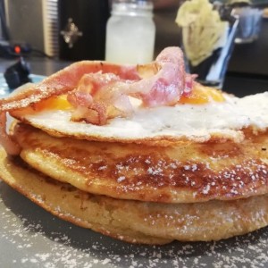 pancake con huevo y tocino