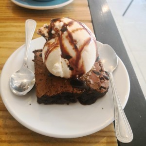 brownie y helado de vainilla