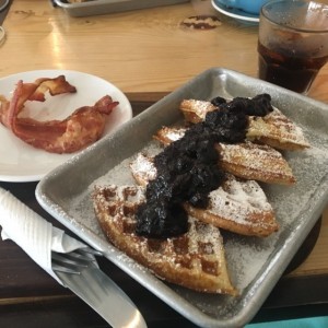 Waffles con bluberries + bacon 
