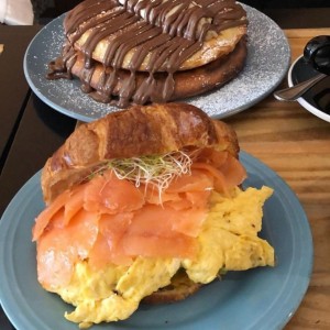 croissant de aguacate y salmon / Pancake 