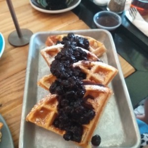 waffles con blueberry y sirope de chocolate