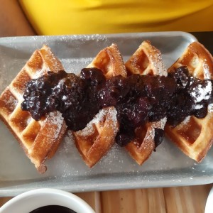 waffles con Blueberry preserves